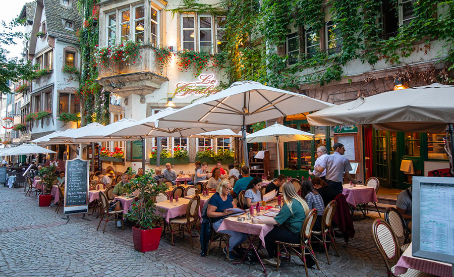 grand-parasol sur pied restaurant-bar